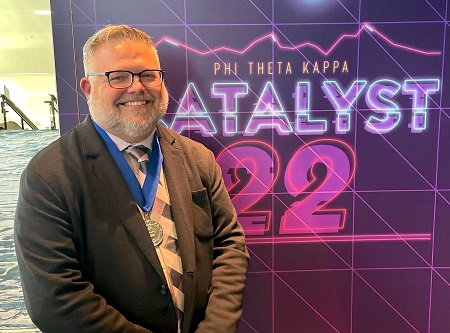 Scott Baine, a Phi Theta Kappa advisor on East Mississippi Community College’s Golden Triangle campus, was presented the Paragon Award for New Advisors during the honor society’s international convention in Denver, Colorado.