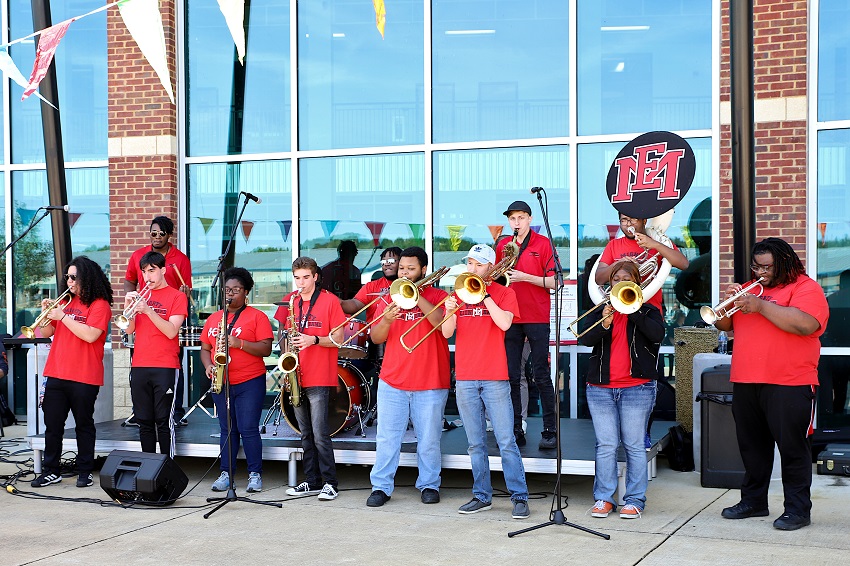 East Mississippi Community College’s annual Pine Grove Arts Festival on the Scooba campus kicks off April 7 and continues through April 14. Pine Grove activities on the Golden Triangle campus will take place April 14. 